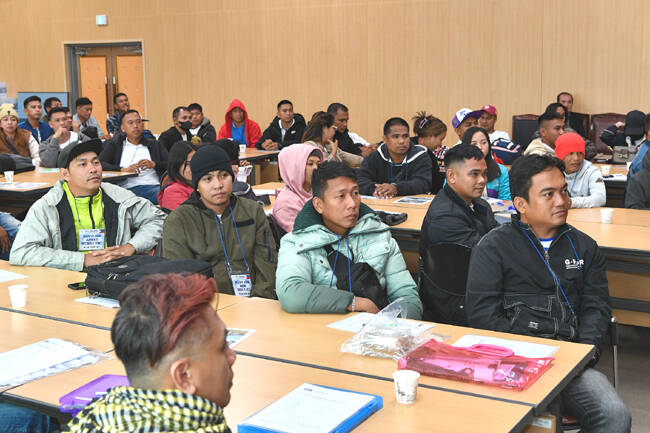 영주시가 외국인 근로자 기숙사 환경 개선을 지원한다. 사진은 외국인 근로자 교육 모습. /영주시