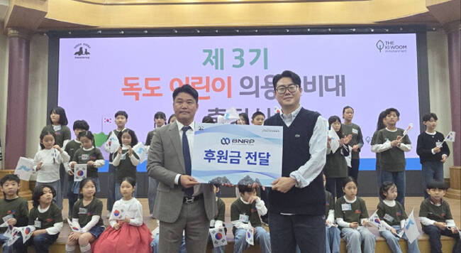 독도 후원 기업 비엔알피(BNRP) 구재홍 대표이사(왼쪽)가 독도사랑운동본부 조종철 사무국장에게 후원금을 전달하고 있다. /독도사랑운동본부