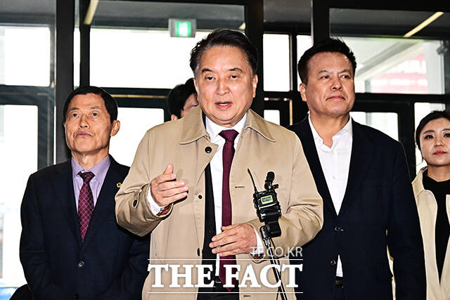 김영환 충북도지사가 17일 오전 서울 여의도 국민의힘 중앙당사에서 컷오프(공천 배제) 관련 입장을 밝히고 있다. /배정한 기자