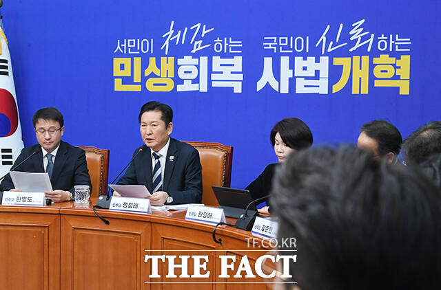 정청래 더불어민주당 대표(왼쪽 두번째)가 17일 오전 서울 여의도 국회에서 열린 검찰개혁 관련 긴급 기자회견에 참석해 모두발언을 하고 있다. /국회=박상민 기자