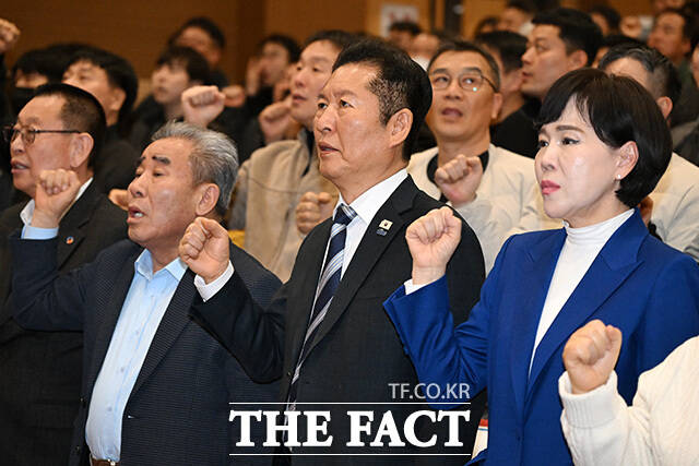 '임을 위한 행진곡' 제창하는 정청래 대표(가운데).