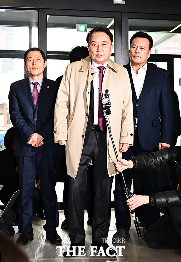 김영환 충북도지사가 17일 오전 서울 여의도 국민의힘 중앙당사에서 컷오프(공천 배제) 관련 입장을 밝히고 있다. /배정한 기자
