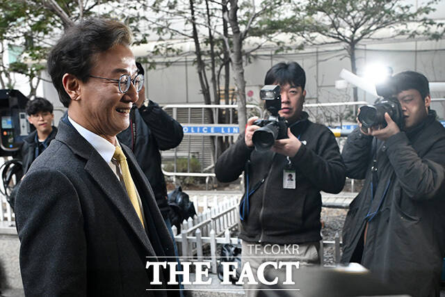 '여유 있는 미소' 민주당 광역단체장 후보 면접 참석하는 전재수 의원.