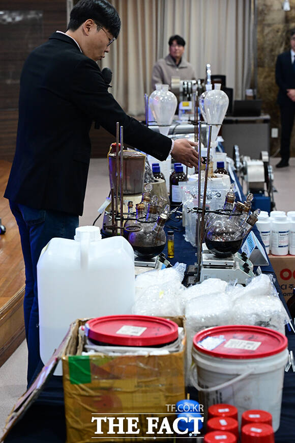 장성화 인천공항본부세관 마약조사2과 주무관이 마약 제조 시설에서 압수한 도구들을 설명하는 모습.