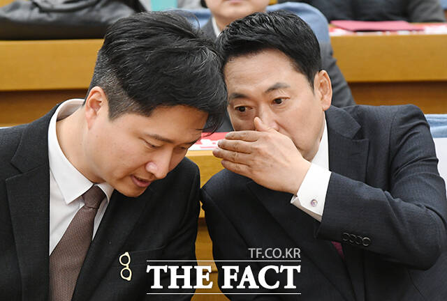 우재준 의원과 대화하는 장동혁 대표.