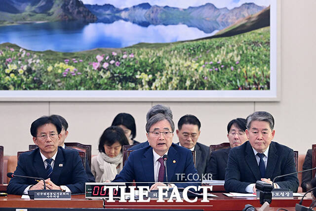 '중동 사태' 관련 긴급 현안질의. 의원 질의에 답하는 조현 외교부 장관.