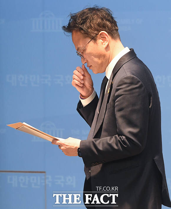 박주민 더불어민주당 서울시장 예비후보가 17일 오후 서울 여의도 국회 소통관에서 오세훈 서울시장 한강버스 관련 고발 기자회견을 하고 있다. /국회=박상민 기자