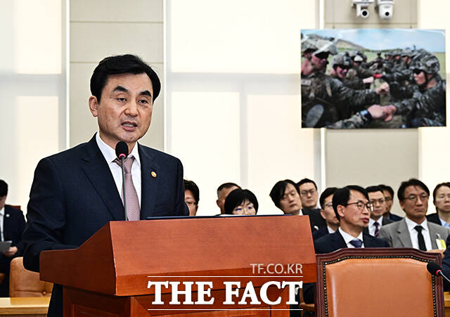 미국-이란 전쟁에 관련된 질의에 답변하는 안규백 국방부 장관.