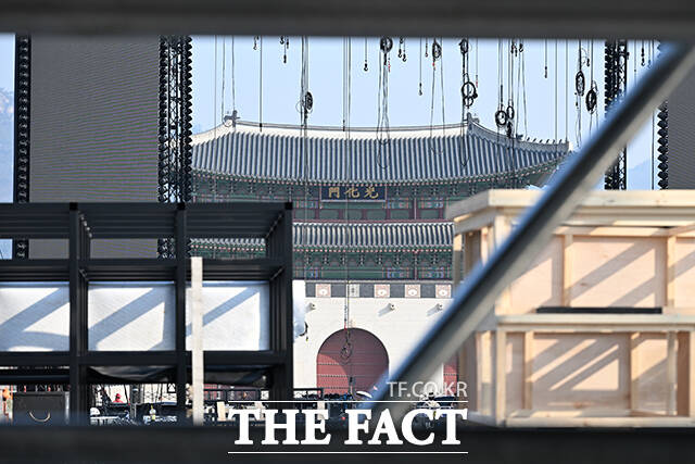 그룹 방탄소년단(BTS)의 광화문 콘서트를 나흘 앞둔 17일 오전 서울 종로구 광화문 앞으로 무대 설치가 진행되고 있다. /김성렬 기자