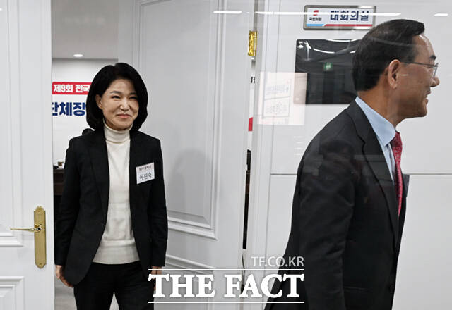 이진숙 전 방송통신위원장(왼쪽)이 17일 