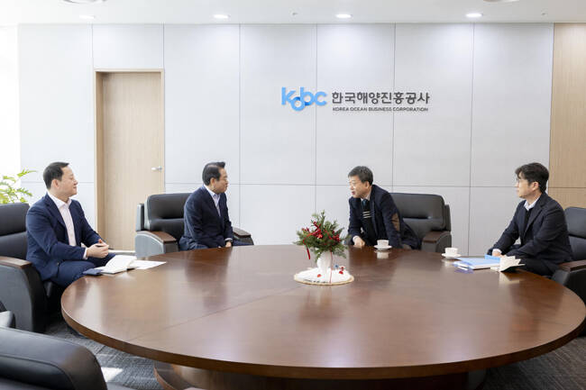 남한권 울릉군수가 해양진흥공사를 방문해 공모선 ‘엘도라도 익스프레스호’의 법원 회생 절차와 향후 운영 정상화 방안을 협의하고 있다. /울릉군