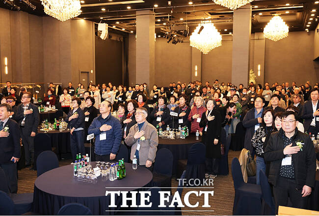 14일 대구에서 열린 울릉 저동초 총동문향우회 정기총회 및 회장 이취임식에 참석한 350여 명의 동문이 국민의례를 하고 있다. /총동문향우회