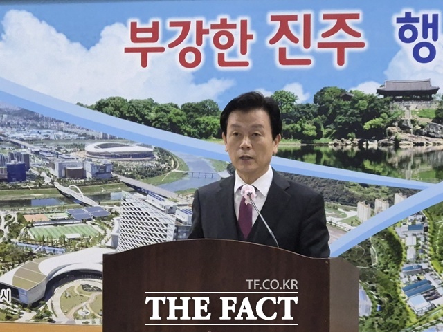 조규일 진주시장이 원도심활성화 종합대책을 발표하고 있다. /진주=이경구 기자