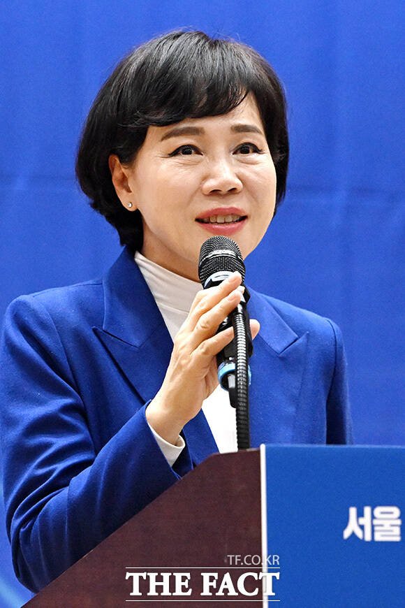 '임을 위한 행진곡' 제창하는 정청래 대표(가운데).