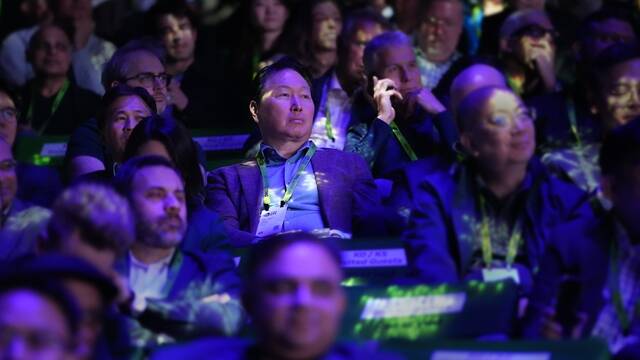 최태원 SK그룹 회장이 'GTC 2026' 키노트에 참석해 황 CEO의 연설을 듣고 있다. /SK하이닉스