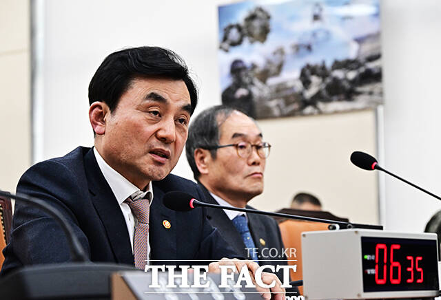 미국-이란 전쟁에 관련된 질의에 답변하는 안규백 국방부 장관.