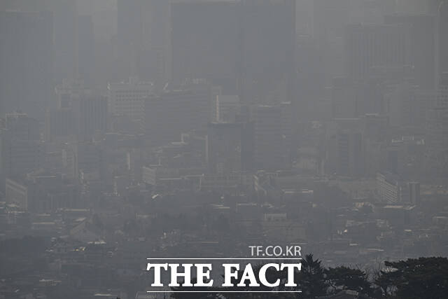 미세먼지 농도가 '나쁨' 수준을 보인 17일 오전 서울 종로구 북악산에서 바라본 서울 도심이 뿌옇게 보이고 있다. /박헌우 기자