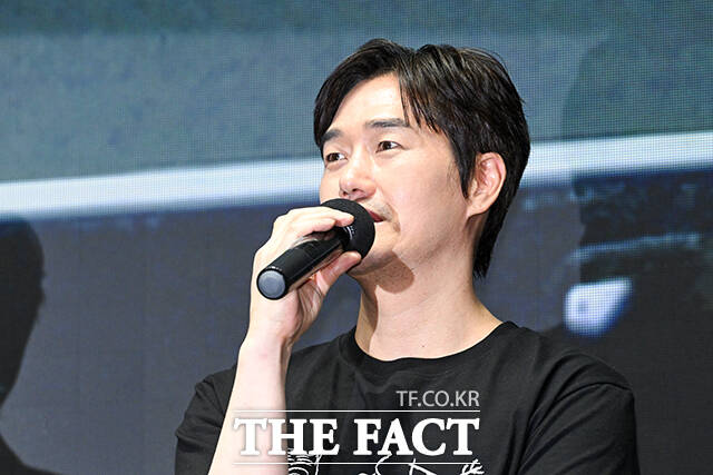 배우 박지훈이 17일 오후 서울 강남구 메가박스 코엑스에서 열린 영화 ‘왕과 사는 남자’ 무대인사에 참석해 한복을 입은 어린이와 포즈를 취하고 있다.