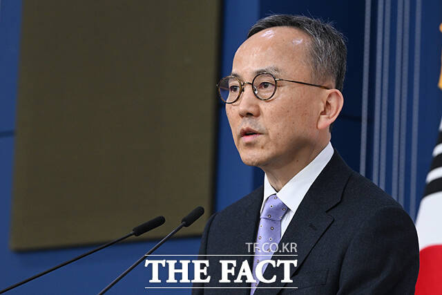 박일 외교부 대변인이 17일 오후 서울 종로구 외교부 청사에서 현안과 관련한 정례브리핑을 하고 있다. /김성렬 기자