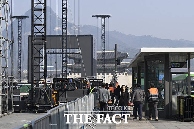 세종대왕상 뒤로 가설 무대와 경복궁의 모습이 보이고 있다.