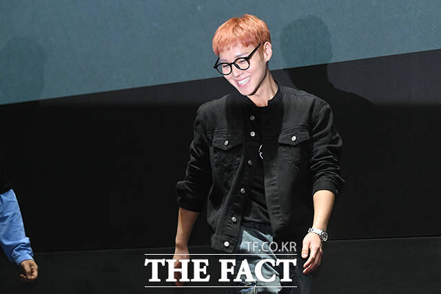 배우 박지훈(가운데)이 17일 오후 서울 강남구 메가박스 코엑스에서 열린 영화 ‘왕과 사는 남자’ 무대인사에 참석해 팬들을 향해 포즈를 취하고 있다. /서예원 기자