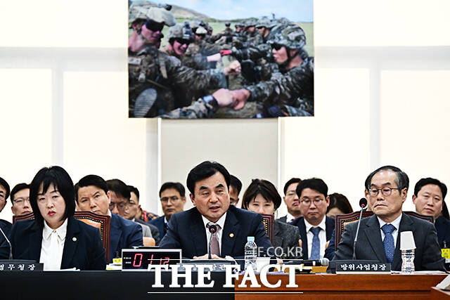 안규백 국방부 장관이 17일 오후 서울 여의도 국회에서 열린 국방위원회 전체회의에 출석해 미국-이란 전쟁에 관련된 질의에 답변을 하고 있다. /국회=배정한 기자