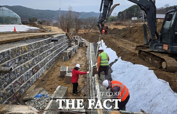 청양군이 지난해 집중호우로 피해를 입은 하천에 대해 수해 복구 사업을 펼치고 있다. /청양군