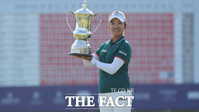 이미향이 블루베이LPGA에서 우승, 8년8개월만에 투어 3승째를 기록했다. 사진은 트로피를 들고 기뻐하는 이미향./LPGA