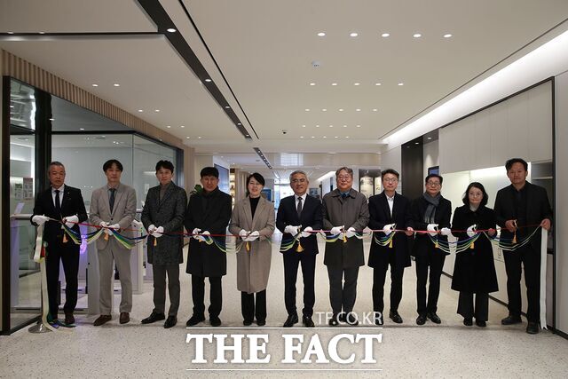 목원대 중앙도서관 1층 로비에서 대학 관계자들이 시설 개선공사 완료를 알리는 테이프를 자르고 있다. /목원대