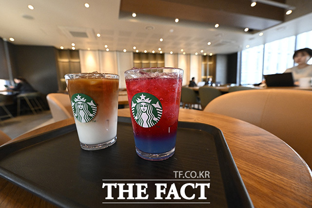 '서울 막걸리향 콜드 브루'(왼쪽)와 '서울 석양 오미자 피지오' 뒤로 시민들의 모습이 보이고 있다.