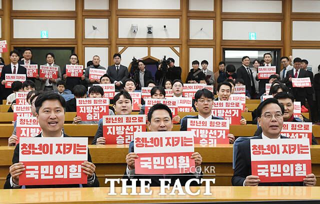 왼쪽부터 우재준 국민의힘 의원, 장동혁 국민의힘 대표, 송언석 국민의힘 원내대표.
