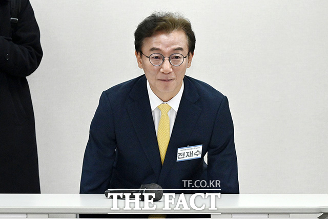 광역단체장 후보 면접에 참석해 발언하는 전재수 의원.