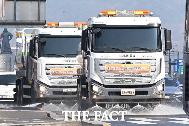 서울시가 초미세먼지 대응 비상저감조치를 시행한 17일 오전 고압살수차가 서울 중구 세종대로 일대 도로를 청소 하고 있다. /김성렬 기자