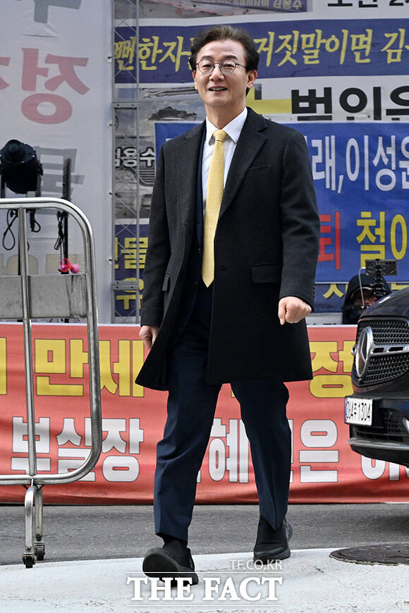 '여유 있는 미소' 민주당 광역단체장 후보 면접 참석하는 전재수 의원.