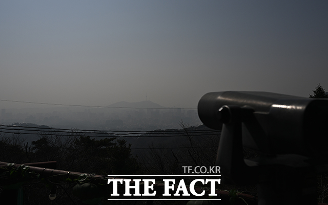 미세먼지 농도가 '나쁨' 수준을 보인 17일 오전 서울 종로구 북악산에서 바라본 서울 도심이 뿌옇게 보이고 있다. /박헌우 기자