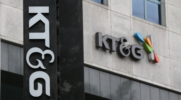 KT&G가 본업인 궐련으로 사상 최대 '매출 6조원' 시대를 열었지만, 성장의 질을 두고는 평가가 엇갈리고 있다. 해외 시장과 신사업은 거침없는 성장세를 보이며 실적을 견인한 반면, 안방인 국내 궐련 사업과 자회사 KGC인삼공사의 건강기능식품은 역성장의 늪에 빠졌기 때문이다. /KT&G