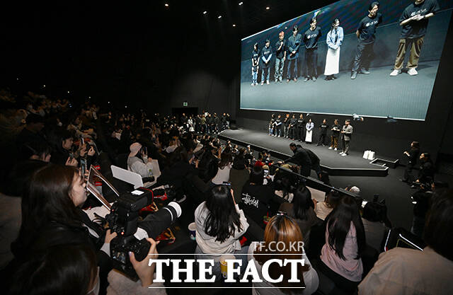 배우 박지훈이 17일 오후 서울 강남구 메가박스 코엑스에서 열린 영화 ‘왕과 사는 남자’ 무대인사에 참석해 한복을 입은 어린이와 포즈를 취하고 있다.