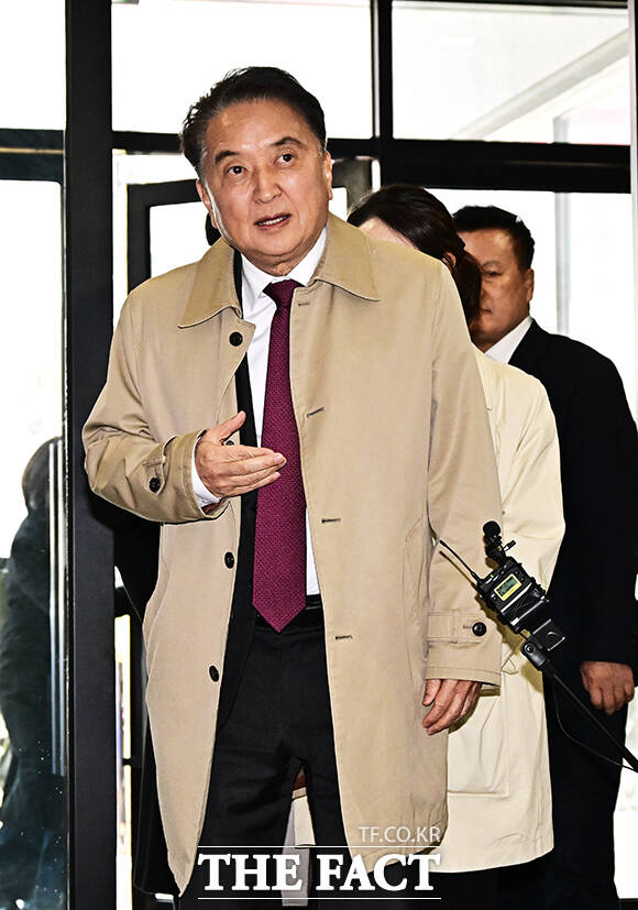 김영환 충북도지사가 17일 오전 서울 여의도 국민의힘 중앙당사에서 컷오프(공천 배제) 관련 입장을 밝히고 있다. /배정한 기자