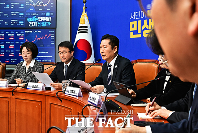 정청래 더불어민주당 대표가 17일 오전 서울 여의도 국회에서 검찰개혁 관련 긴급 기자회견을 열고 발언을 하고 있다. /배정한 기자