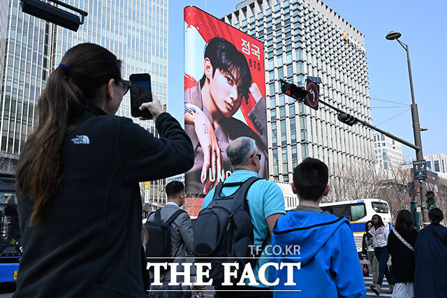 그룹 방탄소년단(BTS)의 광화문 콘서트를 나흘 앞둔 17일 오전 서울 종로구 광화문 앞으로 무대 설치가 진행되고 있다. /김성렬 기자