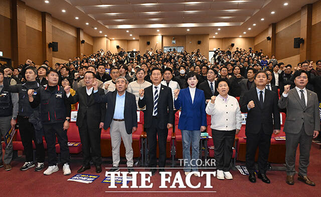 '임을 위한 행진곡' 제창하는 정청래 대표(가운데).