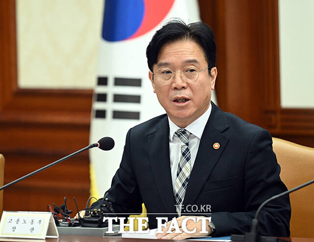 김영훈 고용노동부 장관이 지난 4일 오전 서울 종로구 정부서울청사에서 열린 개정 노동조합법 관련 관계장관회의에 참석해 발언을 하고 있다. /임영무 기자