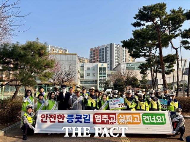 어린이 등굣길 교통안전 캠페인. /부천오정경찰서