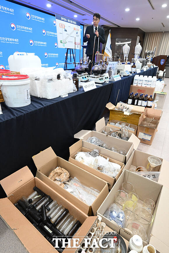 국내 주택가 한복판에서 마약 제조한 일당들 검거한 인천공항세관.