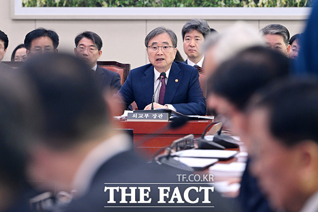 '중동 사태' 관련 긴급 현안질의. 의원 질의에 답하는 조현 외교부 장관.