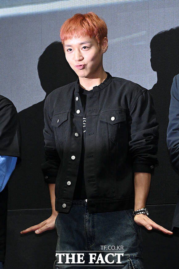 배우 박지훈(가운데)이 17일 오후 서울 강남구 메가박스 코엑스에서 열린 영화 ‘왕과 사는 남자’ 무대인사에 참석해 팬들을 향해 포즈를 취하고 있다. /서예원 기자