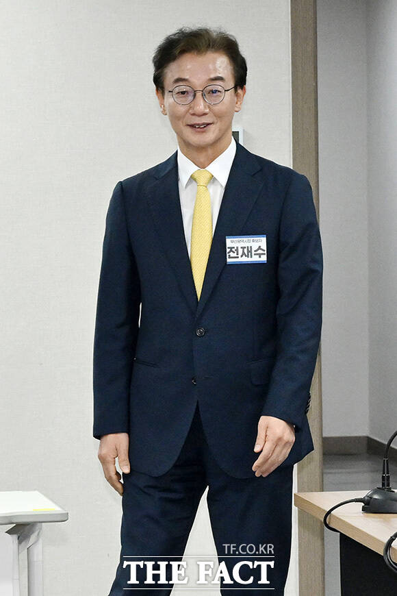 광역단체장 후보 면접에 참석해 발언하는 전재수 의원.