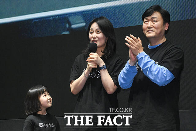 배우 박지훈이 17일 오후 서울 강남구 메가박스 코엑스에서 열린 영화 ‘왕과 사는 남자’ 무대인사에 참석해 한복을 입은 어린이와 포즈를 취하고 있다.