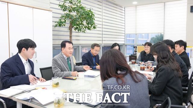 17일 충남도교육청 민원실에서 김지철 충남도교육감이 민원 담당 공무원들이 참석한 가운데 현장 소통 간담회를 진행하고 있다. /충남도교육청