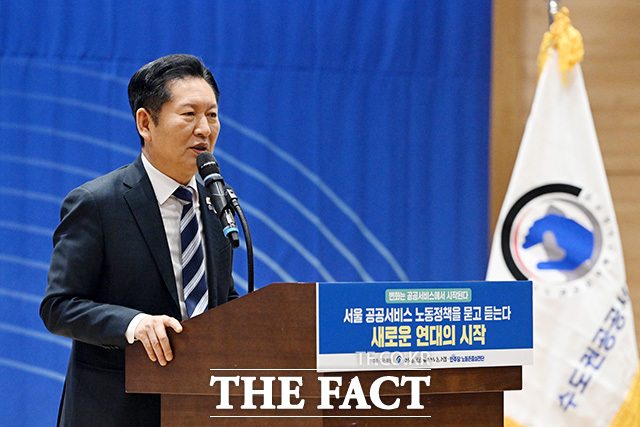 '임을 위한 행진곡' 제창하는 정청래 대표(가운데).